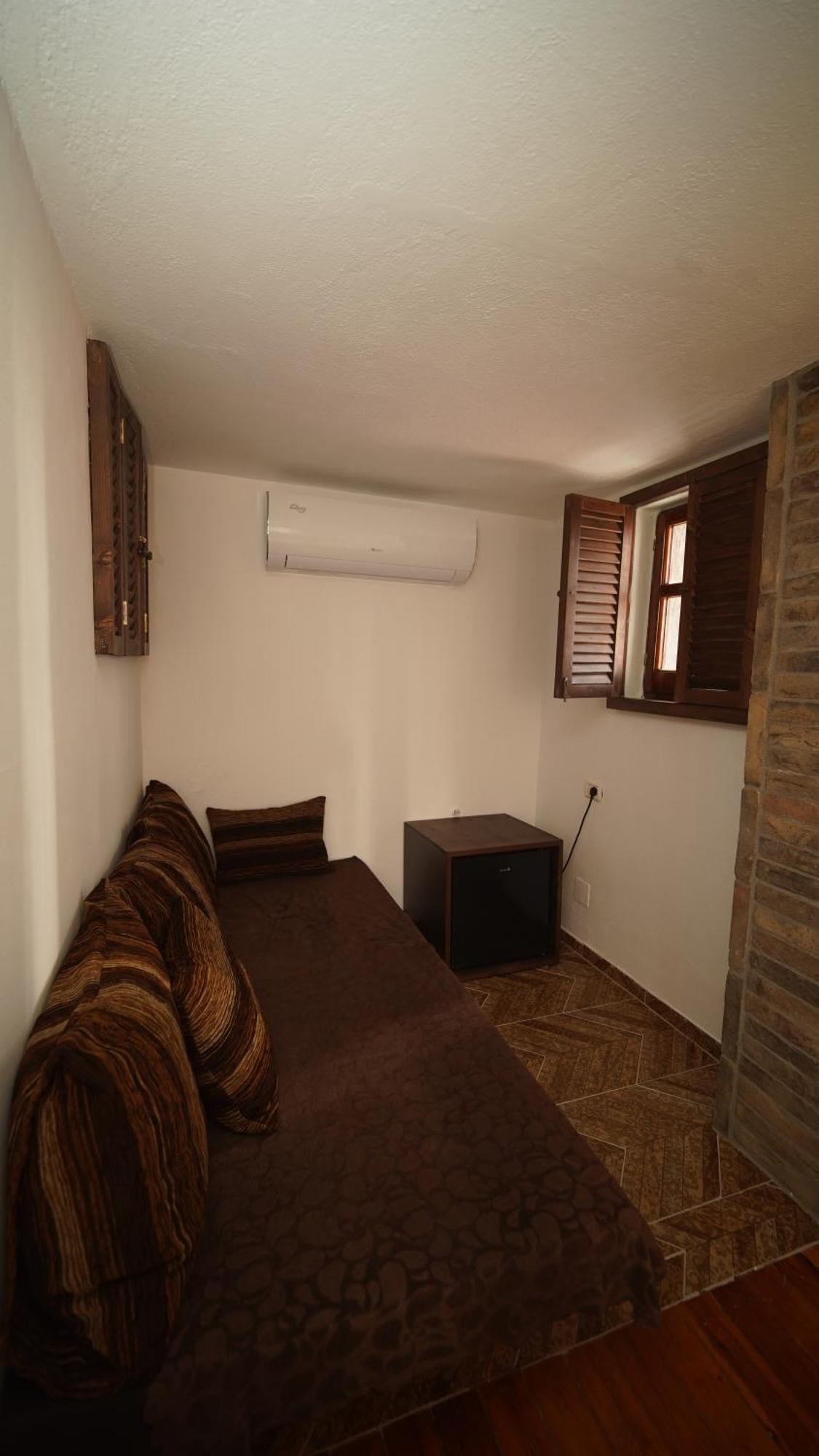 Relax Inn Korce Exterior photo