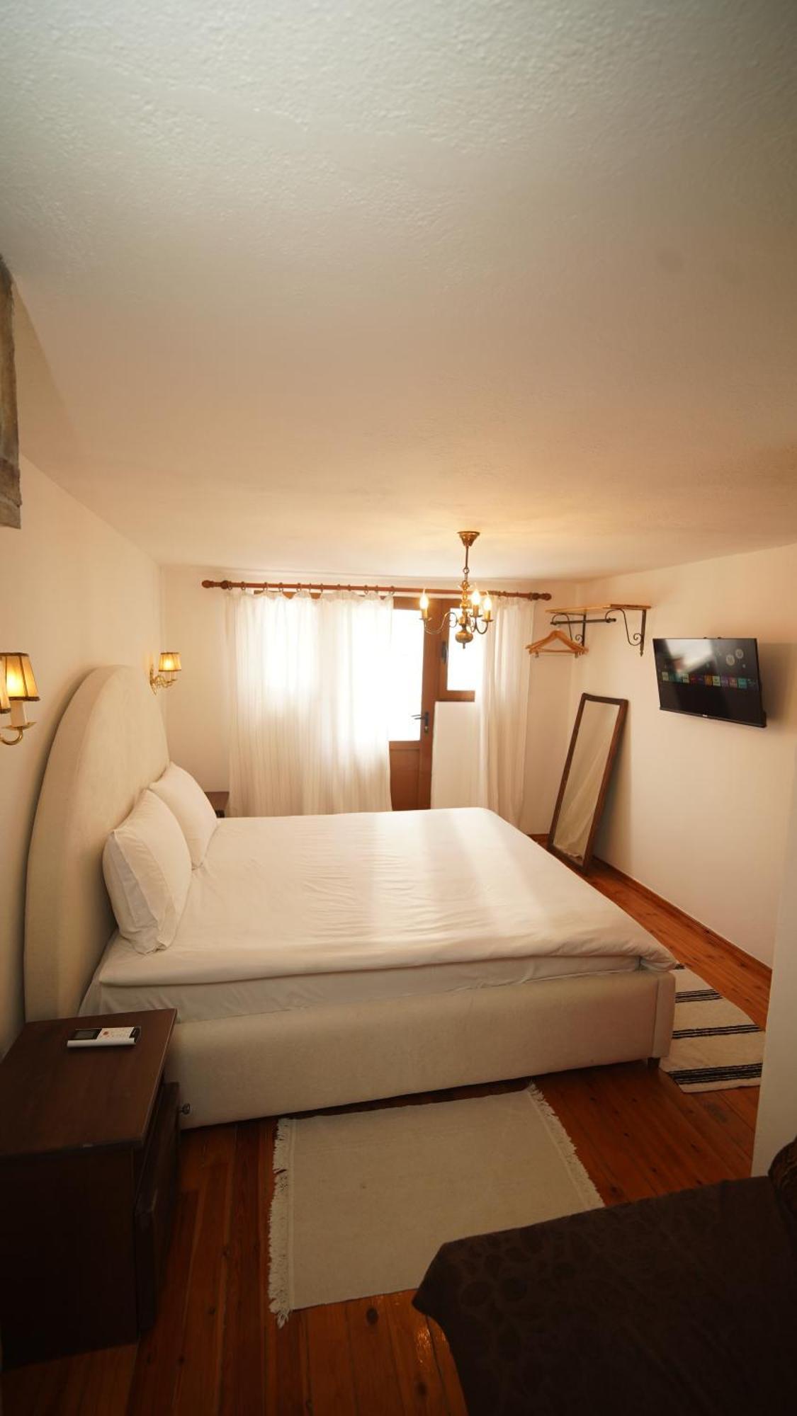 Relax Inn Korce Exterior photo