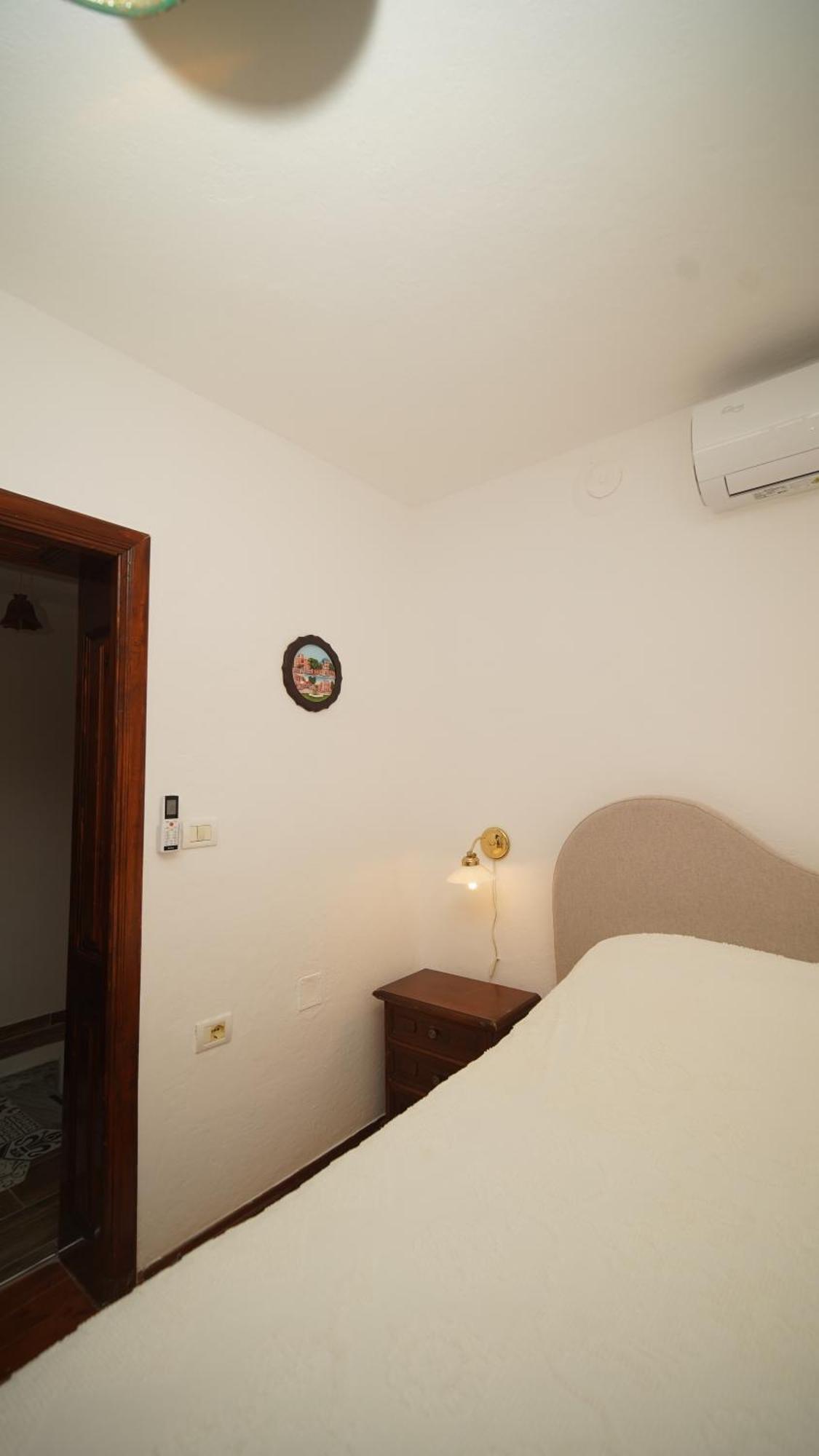 Relax Inn Korce Exterior photo